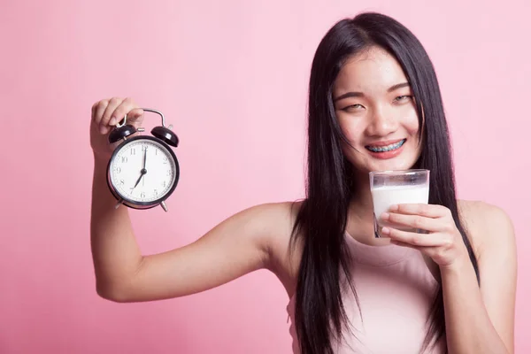 Saludable Mujer Asiática Bebiendo Vaso Leche Celebrar Reloj Sobre Fondo — Foto de Stock