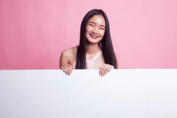 Giovane Donna Asiatica Con Segno Bianco Sfondo Rosa — Foto Stock