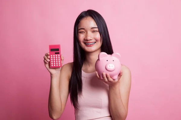 Asijské Žena Kalkulačka Prasátko Banka Růžovém Pozadí — Stock fotografie