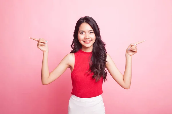 Jovem Mulher Asiática Apontar Para Esquerda Para Direita Fundo Rosa — Fotografia de Stock