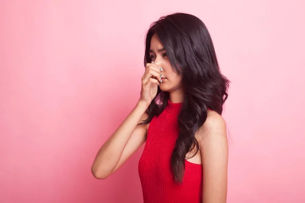 Ung Asiatisk Kvinna Håller Näsan Grund Dålig Lukt Rosa Bakgrund — Stockfoto