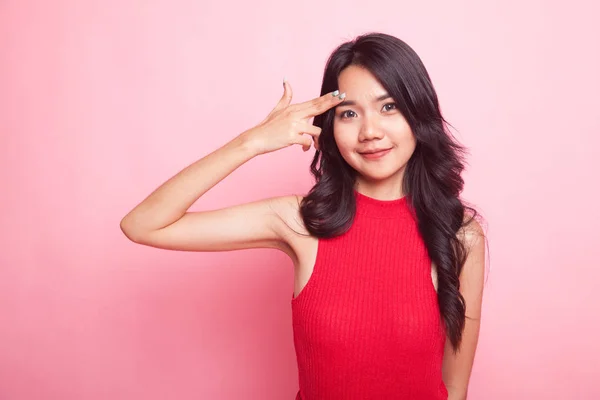 Güzel Genç Asyalı Kadın Pembe Arka Planda Silah Jesti Yapıyor — Stok fotoğraf