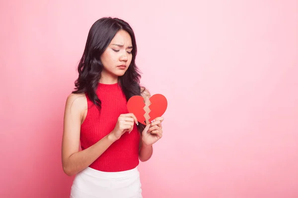 Vacker Ung Asiatisk Kvinna Med Krossat Hjärta Rosa Bakgrund — Stockfoto