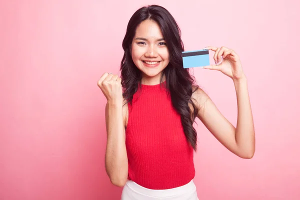 Jong Aziatische Vrouw Vuist Pomp Met Blanco Kaart Roze Achtergrond — Stockfoto