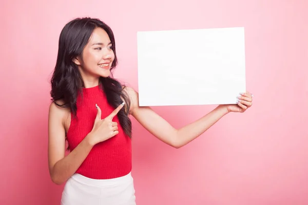 Jovem Mulher Asiática Apontar Para Sinal Branco Fundo Rosa — Fotografia de Stock