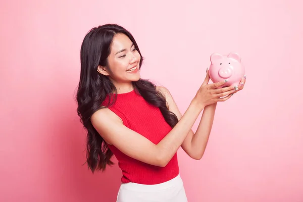 Mladá Asijská Žena Prasečí Mince Banky Růžovém Pozadí — Stock fotografie