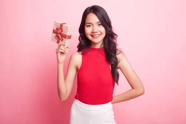 Mujer Asiática Joven Con Una Caja Regalo Sobre Fondo Rosa —  Fotos de Stock