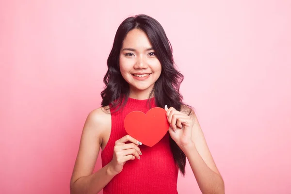 Азиатка Красным Сердцем Розовом Фоне — стоковое фото