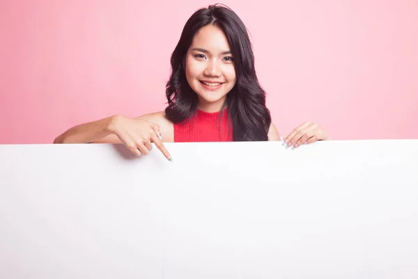 Genç Asyalı Kadın Pembe Arka Planda Boş Bir Tabela Gösteriyor — Stok fotoğraf