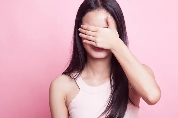 Jong Aziatisch Vrouw Sluiten Haar Ogen Met Hand Roze Achtergrond — Stockfoto