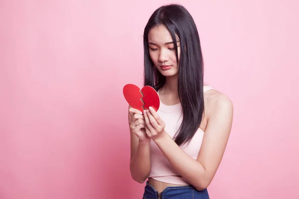Bela Jovem Ásia Mulher Com Quebrado Coração Rosa Fundo — Fotografia de Stock