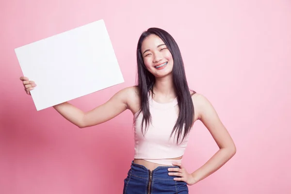 Mladý Asijské Žena Bílý Prázdný Znak Růžové Pozadí — Stock fotografie