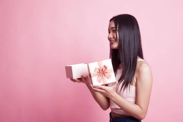 Jovem Mulher Asiática Abrir Uma Caixa Presente Fundo Rosa — Fotografia de Stock