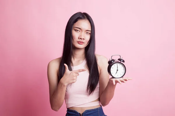 Angry Young Asian Woman Point Clock Pink Background — Stock Photo, Image