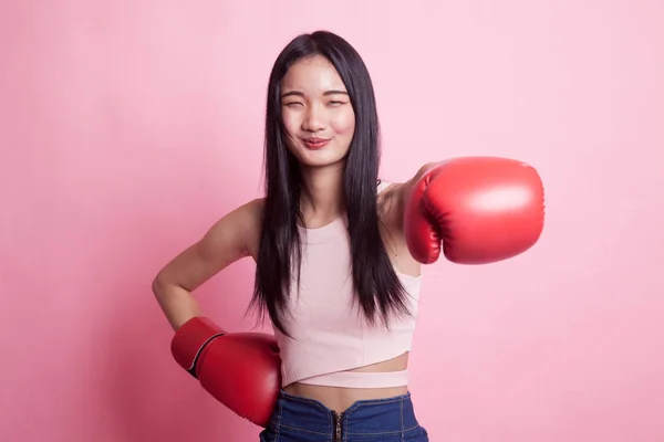 Joven Mujer Asiática Con Guantes Boxeo Rojos Sobre Fondo Rosa —  Fotos de Stock
