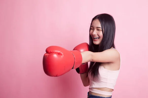 Joven Mujer Asiática Con Guantes Boxeo Rojos Sobre Fondo Rosa —  Fotos de Stock