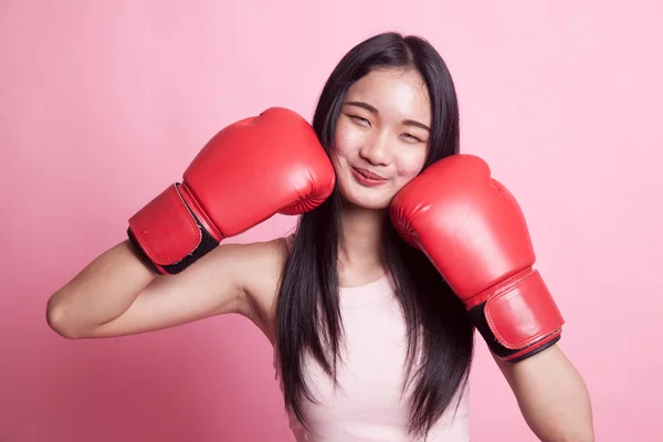 Joven Mujer Asiática Con Guantes Boxeo Rojos Sobre Fondo Rosa — Foto de Stock