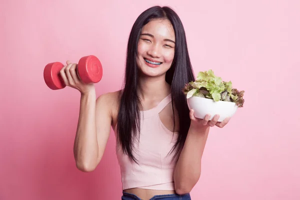 Femme Asiatique Saine Avec Haltères Salade Sur Fond Rose — Photo