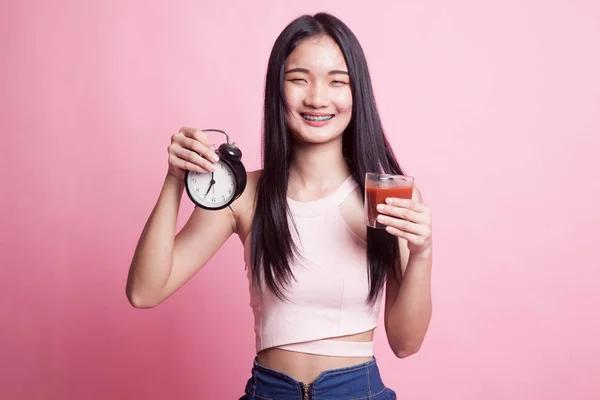 Joven Mujer Asiática Con Jugo Tomate Reloj Sobre Fondo Rosa —  Fotos de Stock