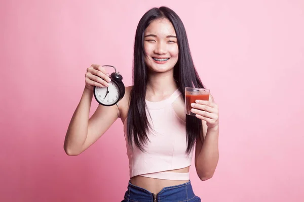 Joven Mujer Asiática Con Jugo Tomate Reloj Sobre Fondo Rosa — Foto de Stock