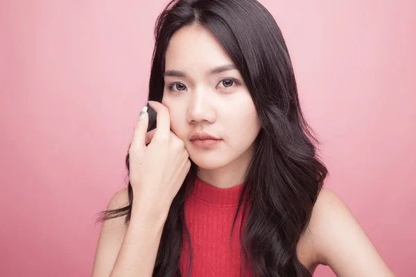 Portret Van Mooie Jonge Aziatische Vrouw Rode Shirt Roze Achtergrond — Stockfoto
