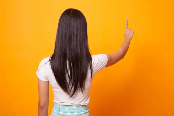 Costas Mulher Asiática Tocando Tela Com Dedo Fundo Amarelo Brilhante — Fotografia de Stock