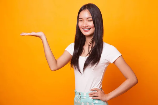 Mujer Asiática Joven Presente Con Mano Sobre Fondo Amarillo Brillante — Foto de Stock