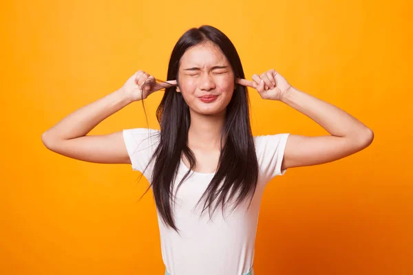 Junge Asiatische Frau Blockieren Beide Ohren Mit Dem Finger Auf — Stockfoto