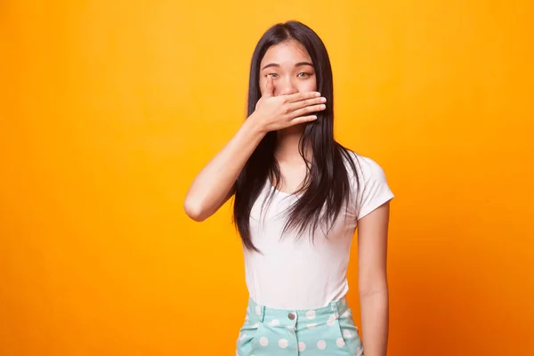 Νεαρά Ασιατικές Γυναίκα Κλείσει Στόμα Χέρι Στο Φωτεινό Κίτρινο Φόντο — Φωτογραφία Αρχείου