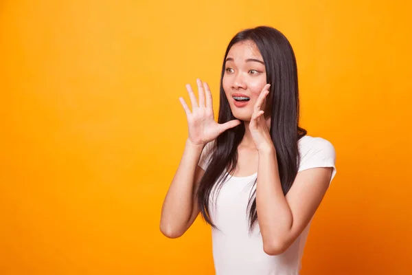 Jovem Mulher Asiática Surpreendido Sorriso Fundo Amarelo Brilhante — Fotografia de Stock