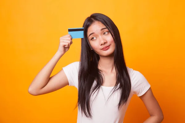 Jonge Aziatische Vrouw Denk Met Een Lege Kaart Heldere Gele — Stockfoto