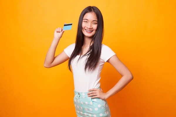 Joven Mujer Asiática Sonrisa Con Tarjeta Blanco Sobre Fondo Amarillo —  Fotos de Stock