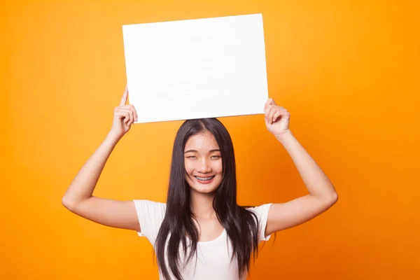 Señal Blanco Mujer Asiática Joven Sobre Fondo Amarillo Brillante —  Fotos de Stock