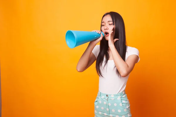 Mooie Jonge Aziatische Vrouw Kondigen Met Megafoon Heldere Gele Achtergrond — Stockfoto