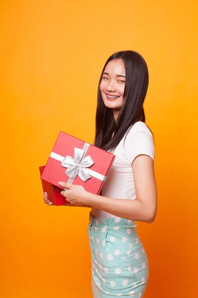 Jovem Mulher Asiática Abrir Uma Caixa Presente Fundo Amarelo Brilhante — Fotografia de Stock
