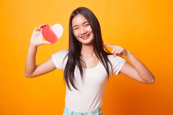 Mulher Asiática Apontar Para Coração Vermelho Fundo Amarelo Brilhante — Fotografia de Stock