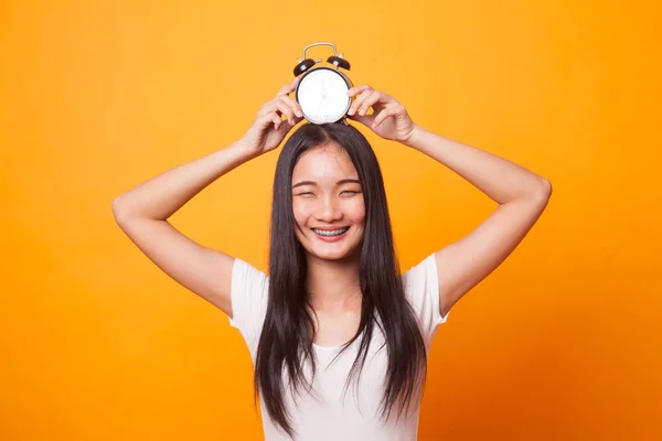 Joven Mujer Asiática Sonrisa Con Reloj Sobre Fondo Amarillo Brillante —  Fotos de Stock