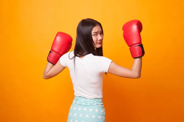 Mujer Asiática Joven Con Guantes Boxeo Rojos Sobre Fondo Amarillo —  Fotos de Stock
