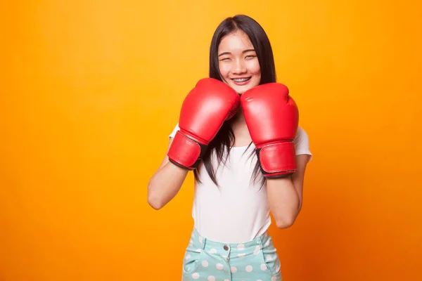 Mujer Asiática Joven Con Guantes Boxeo Rojos Sobre Fondo Amarillo —  Fotos de Stock