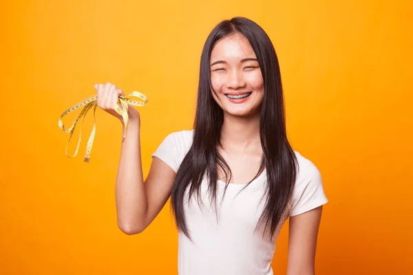 Jovem Mulher Asiática Com Fita Métrica Fundo Amarelo Brilhante — Fotografia de Stock