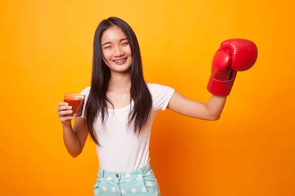 Mujer Asiática Joven Con Jugo Tomate Guante Boxeo Sobre Fondo —  Fotos de Stock