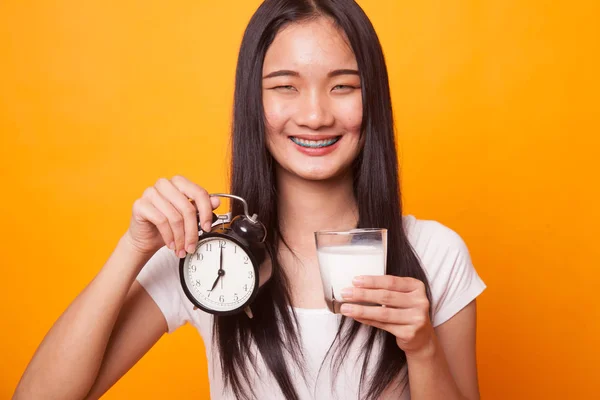 Saludable Mujer Asiática Beber Vaso Leche Celebrar Reloj Sobre Fondo — Foto de Stock