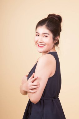 Bej arka planda güzel bir Asyalı kadının portresi.