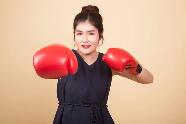 Молодая Азиатка Красных Боксёрских Перчатках Бежевом Фоне — стоковое фото
