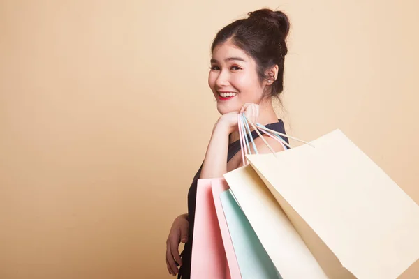 Ung Asiatisk Kvinna Nöjd Med Shopping Väska Beige Bakgrund — Stockfoto