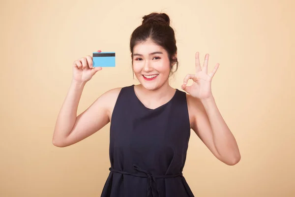 Jovem Mulher Asiática Mostrar Com Cartão Branco Fundo Bege — Fotografia de Stock