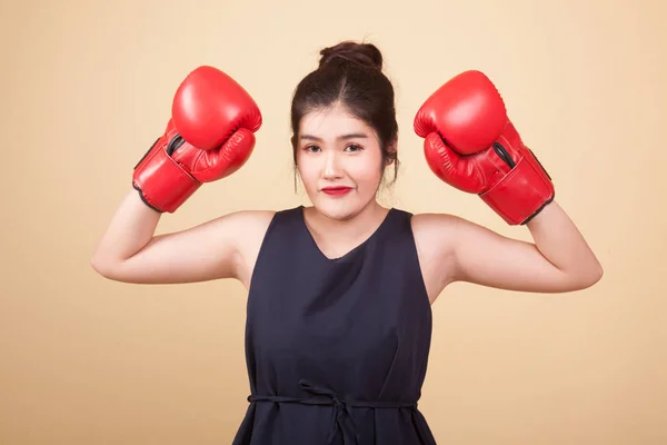 Joven Mujer Asiática Con Guantes Boxeo Rojos Sobre Fondo Beige —  Fotos de Stock