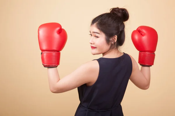 Joven Mujer Asiática Con Guantes Boxeo Rojos Sobre Fondo Beige —  Fotos de Stock