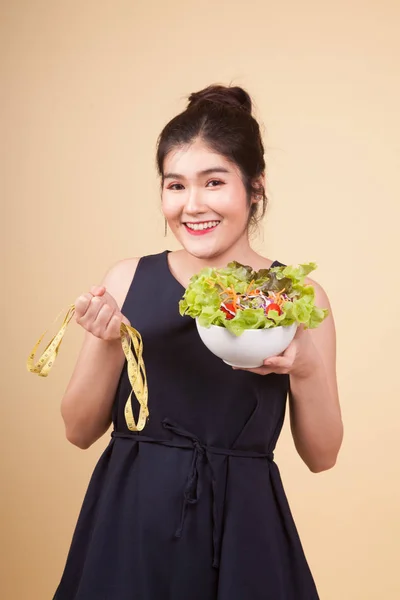 Mujer Asiática Saludable Con Cinta Métrica Ensalada Sobre Fondo Beige —  Fotos de Stock