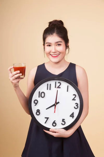 Jovem Mulher Asiática Com Suco Tomate Relógio Fundo Bege — Fotografia de Stock